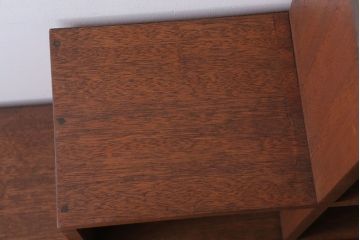 アンティーク家具　アンティーク　古い木製の脚付き階段型マス目棚(収納棚、飾り棚)