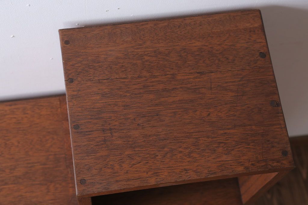 アンティーク家具　アンティーク　古い木製の脚付き階段型マス目棚(収納棚、飾り棚)