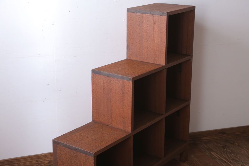 アンティーク家具　アンティーク　古い木製の脚付き階段型マス目棚(収納棚、飾り棚)