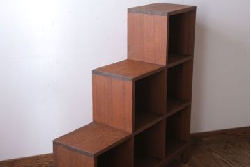 アンティーク家具　アンティーク　古い木製の脚付き階段型マス目棚(収納棚、飾り棚)