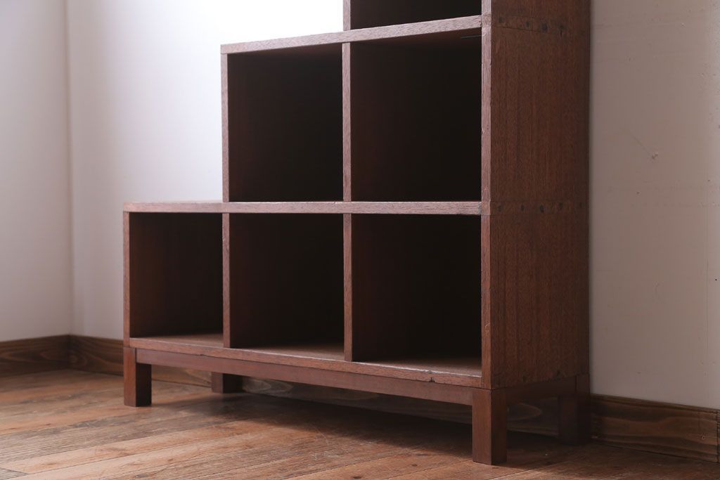 アンティーク家具　アンティーク　古い木製の脚付き階段型マス目棚(収納棚、飾り棚)