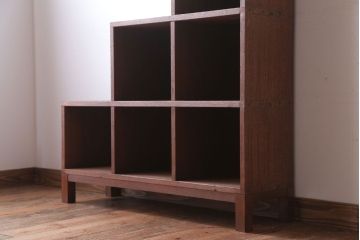 アンティーク家具　アンティーク　古い木製の脚付き階段型マス目棚(収納棚、飾り棚)