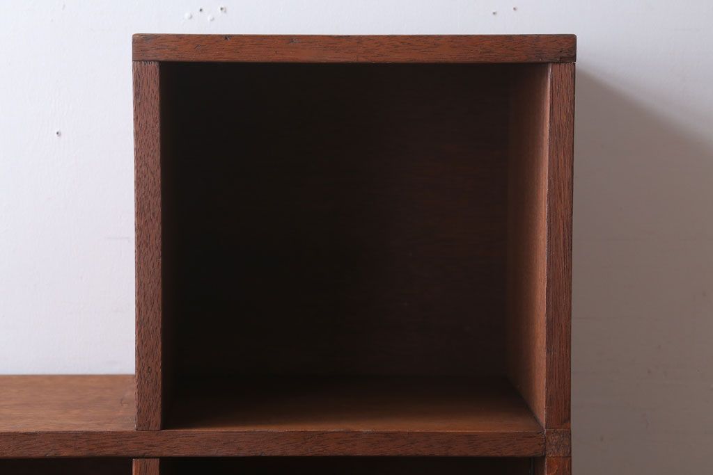 アンティーク家具　アンティーク　古い木製の脚付き階段型マス目棚(収納棚、飾り棚)