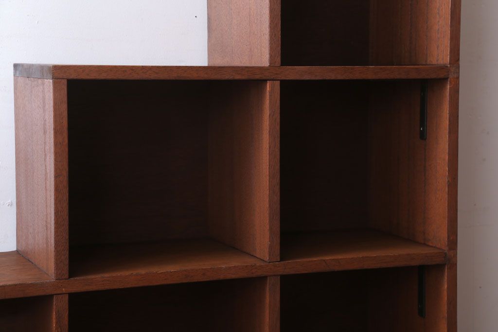 アンティーク家具　アンティーク　古い木製の脚付き階段型マス目棚(収納棚、飾り棚)