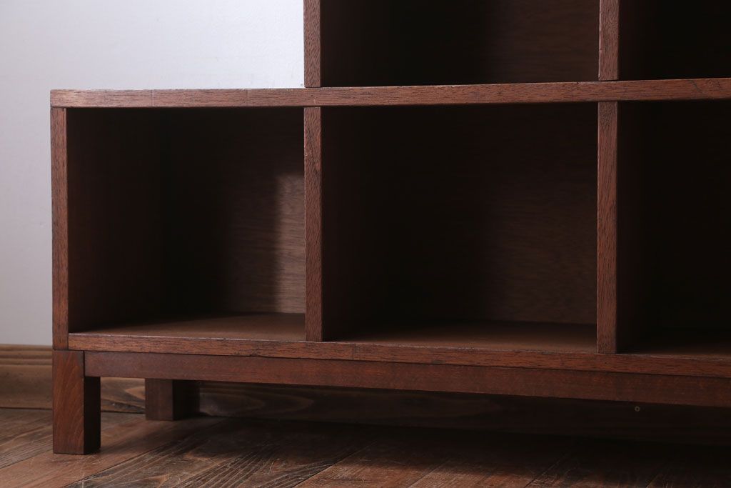 アンティーク家具　アンティーク　古い木製の脚付き階段型マス目棚(収納棚、飾り棚)