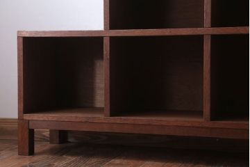 アンティーク家具　アンティーク　古い木製の脚付き階段型マス目棚(収納棚、飾り棚)