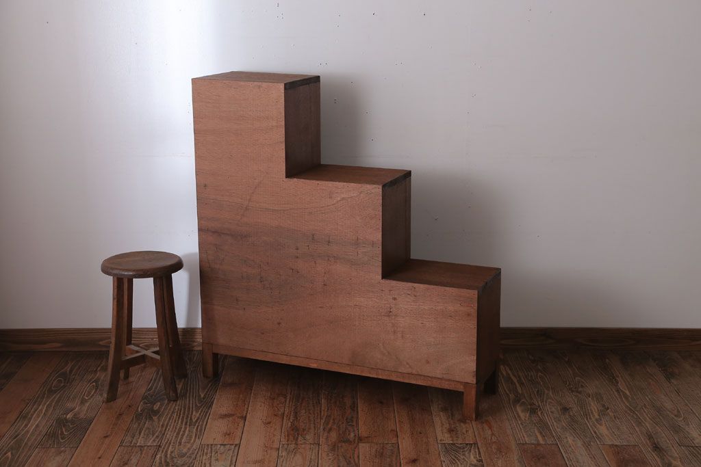 アンティーク家具　アンティーク　古い木製の脚付き階段型マス目棚(収納棚、飾り棚)