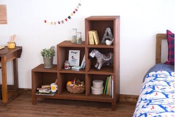 アンティーク家具　アンティーク　古い木製の脚付き階段型マス目棚(収納棚、飾り棚)