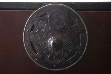 アンティーク家具　古民具・骨董　前面欅材!蝶覆輪金具の小ぶりなアンティーク重ね衣装箪笥