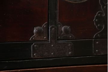 アンティーク家具　古民具・骨董　前面欅材!蝶覆輪金具の小ぶりなアンティーク重ね衣装箪笥