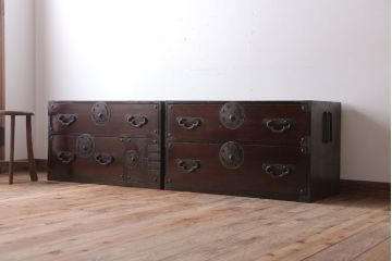 アンティーク家具　古民具・骨董　前面欅材!蝶覆輪金具の小ぶりなアンティーク重ね衣装箪笥