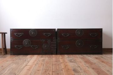 アンティーク家具　古民具・骨董　前面欅材!蝶覆輪金具の小ぶりなアンティーク重ね衣装箪笥