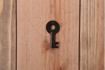 アンティーク家具　古民具・骨董　前面欅材!蝶覆輪金具の小ぶりなアンティーク重ね衣装箪笥