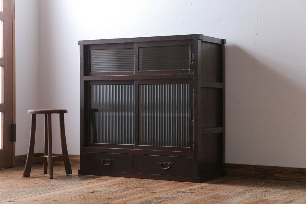 アンティーク家具　和製アンティーク　モールガラス引き戸の木製収納棚