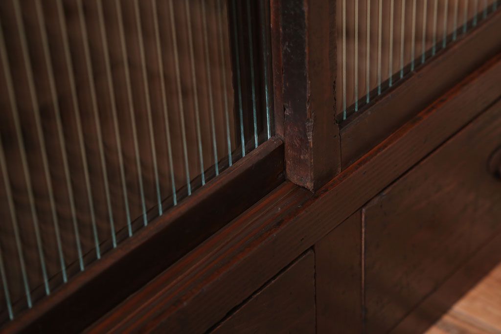 アンティーク家具　和製アンティーク　モールガラス引き戸の木製収納棚