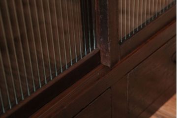 アンティーク家具　和製アンティーク　モールガラス引き戸の木製収納棚