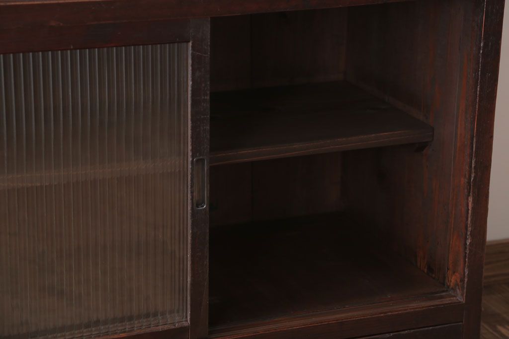 アンティーク家具　和製アンティーク　モールガラス引き戸の木製収納棚