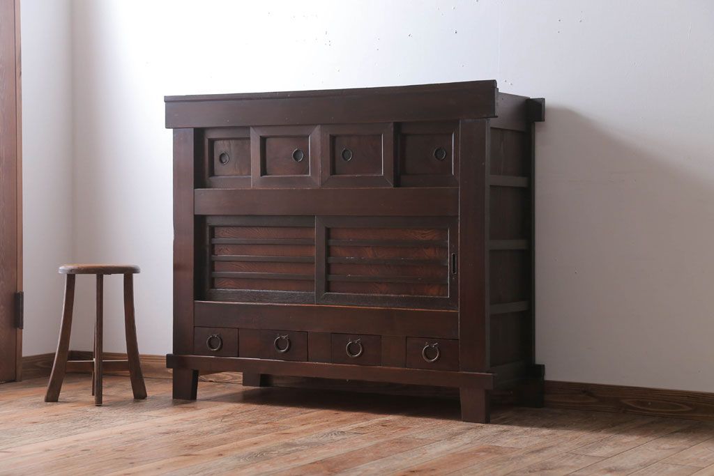 アンティーク家具　古民具・骨董　横桟引き戸のアンティーク脚付き水屋箪笥(収納棚)