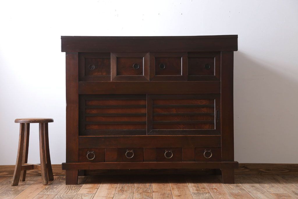 アンティーク家具　古民具・骨董　横桟引き戸のアンティーク脚付き水屋箪笥(収納棚)