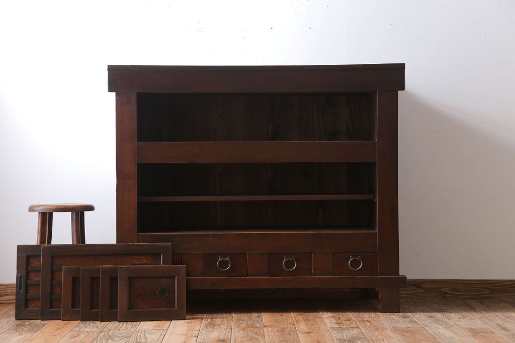 アンティーク家具　古民具・骨董　横桟引き戸のアンティーク脚付き水屋箪笥(収納棚)