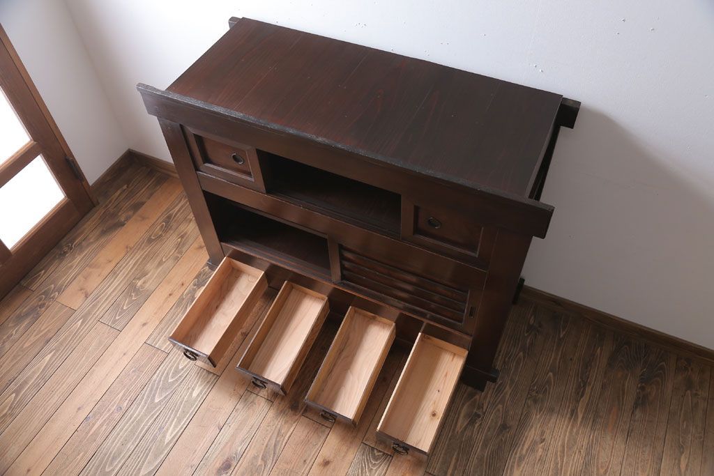 アンティーク家具　古民具・骨董　横桟引き戸のアンティーク脚付き水屋箪笥(収納棚)