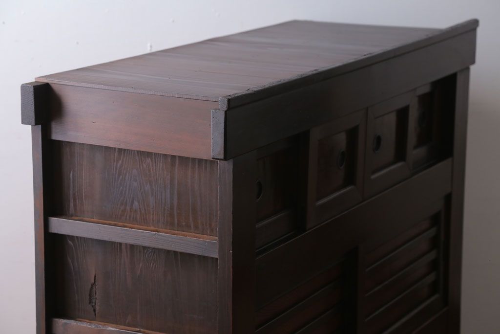 アンティーク家具　古民具・骨董　横桟引き戸のアンティーク脚付き水屋箪笥(収納棚)
