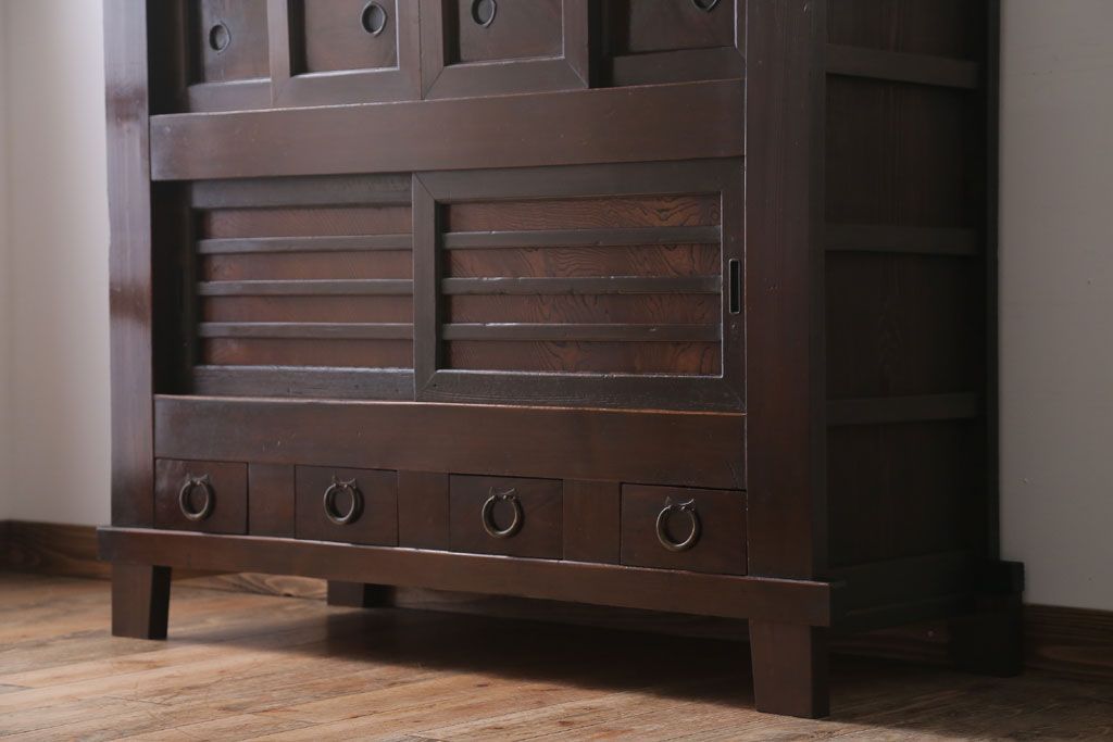 アンティーク家具　古民具・骨董　横桟引き戸のアンティーク脚付き水屋箪笥(収納棚)