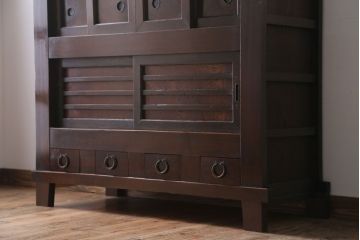 アンティーク家具　古民具・骨董　横桟引き戸のアンティーク脚付き水屋箪笥(収納棚)