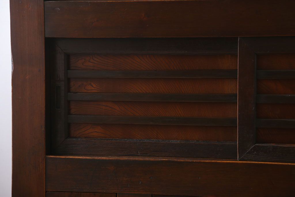 アンティーク家具　古民具・骨董　横桟引き戸のアンティーク脚付き水屋箪笥(収納棚)