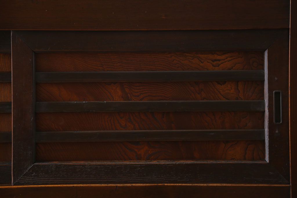 アンティーク家具　古民具・骨董　横桟引き戸のアンティーク脚付き水屋箪笥(収納棚)