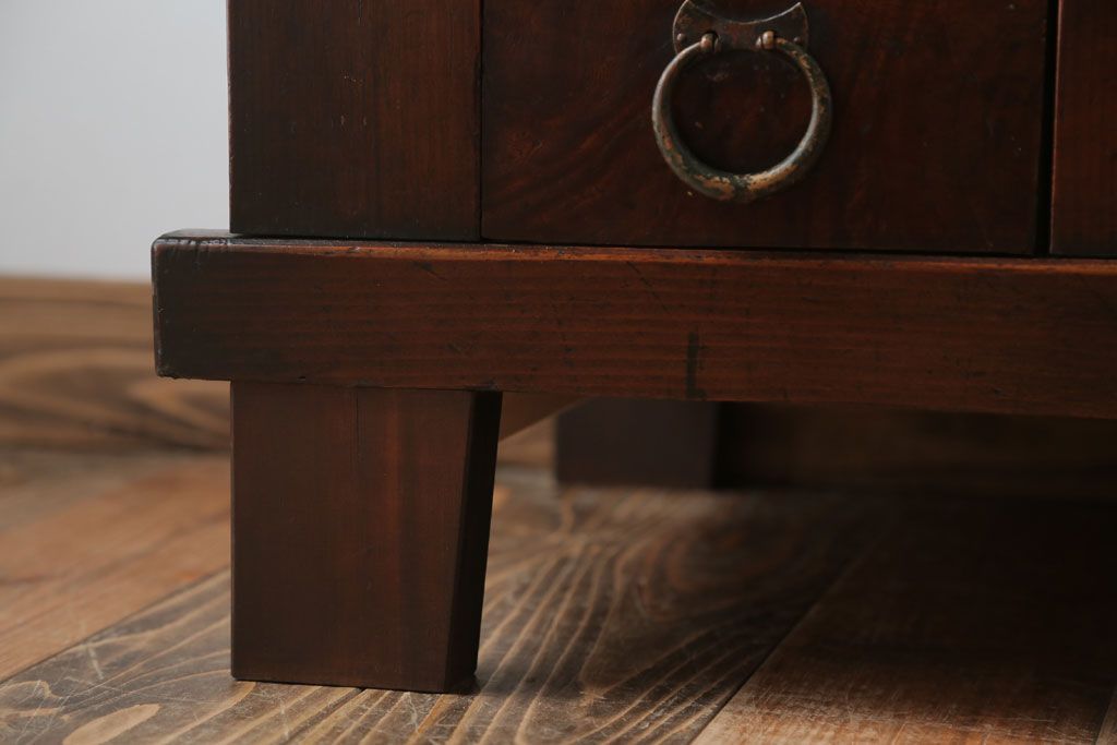 アンティーク家具　古民具・骨董　横桟引き戸のアンティーク脚付き水屋箪笥(収納棚)