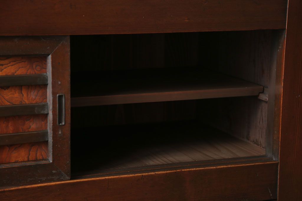 アンティーク家具　古民具・骨董　横桟引き戸のアンティーク脚付き水屋箪笥(収納棚)