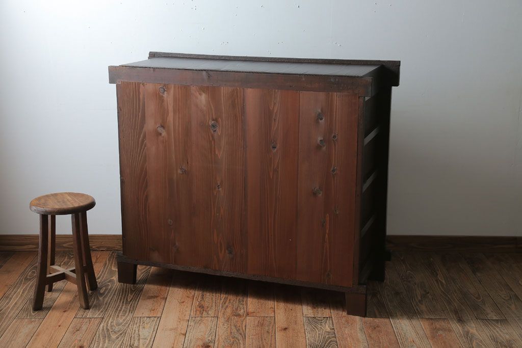 アンティーク家具　古民具・骨董　横桟引き戸のアンティーク脚付き水屋箪笥(収納棚)