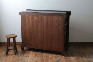 アンティーク家具　古民具・骨董　横桟引き戸のアンティーク脚付き水屋箪笥(収納棚)