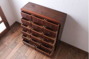 アンティーク家具　アンティーク　ネームプレート付き!古い木製の17杯ドロワー(引き出し)