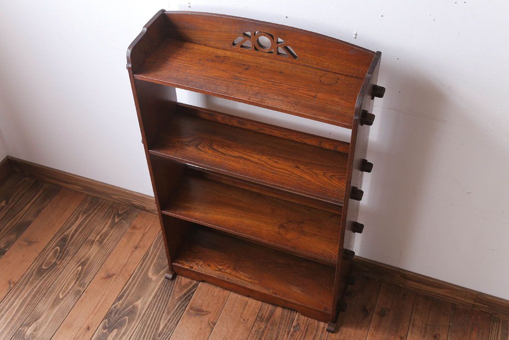 アンティーク家具　和製アンティーク　透かし彫りがモダンな古い木の本棚(2)