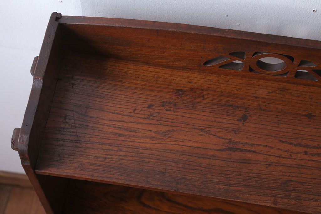 アンティーク家具　和製アンティーク　透かし彫りがモダンな古い木の本棚(2)