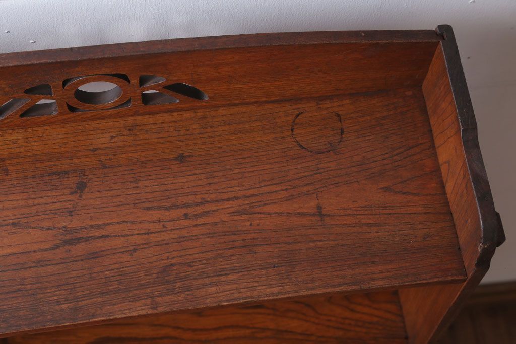 アンティーク家具　和製アンティーク　透かし彫りがモダンな古い木の本棚(2)