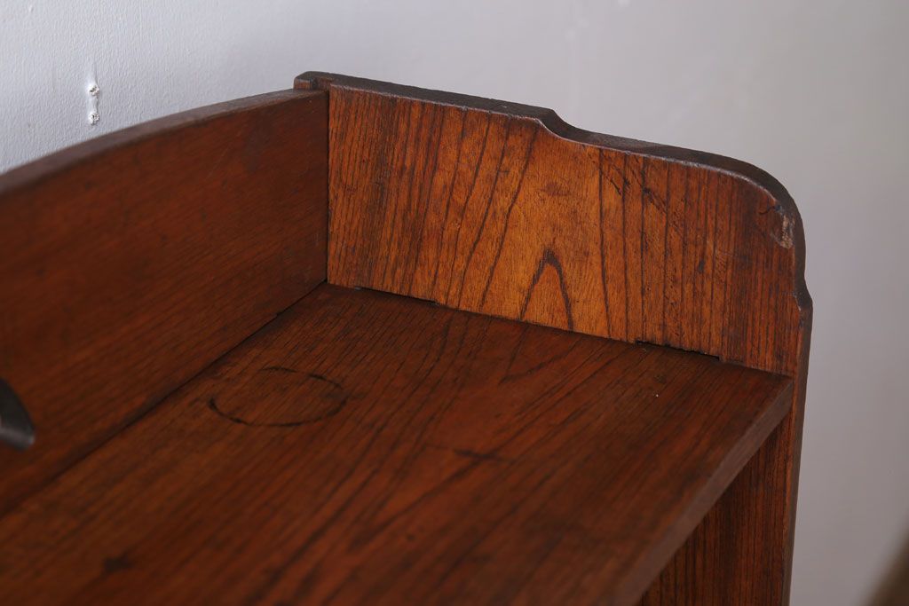 アンティーク家具　和製アンティーク　透かし彫りがモダンな古い木の本棚(2)