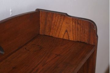 アンティーク家具　和製アンティーク　透かし彫りがモダンな古い木の本棚(2)