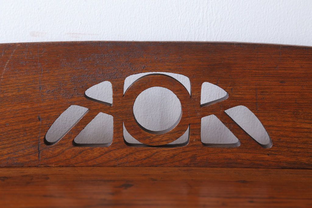 アンティーク家具　和製アンティーク　透かし彫りがモダンな古い木の本棚(2)