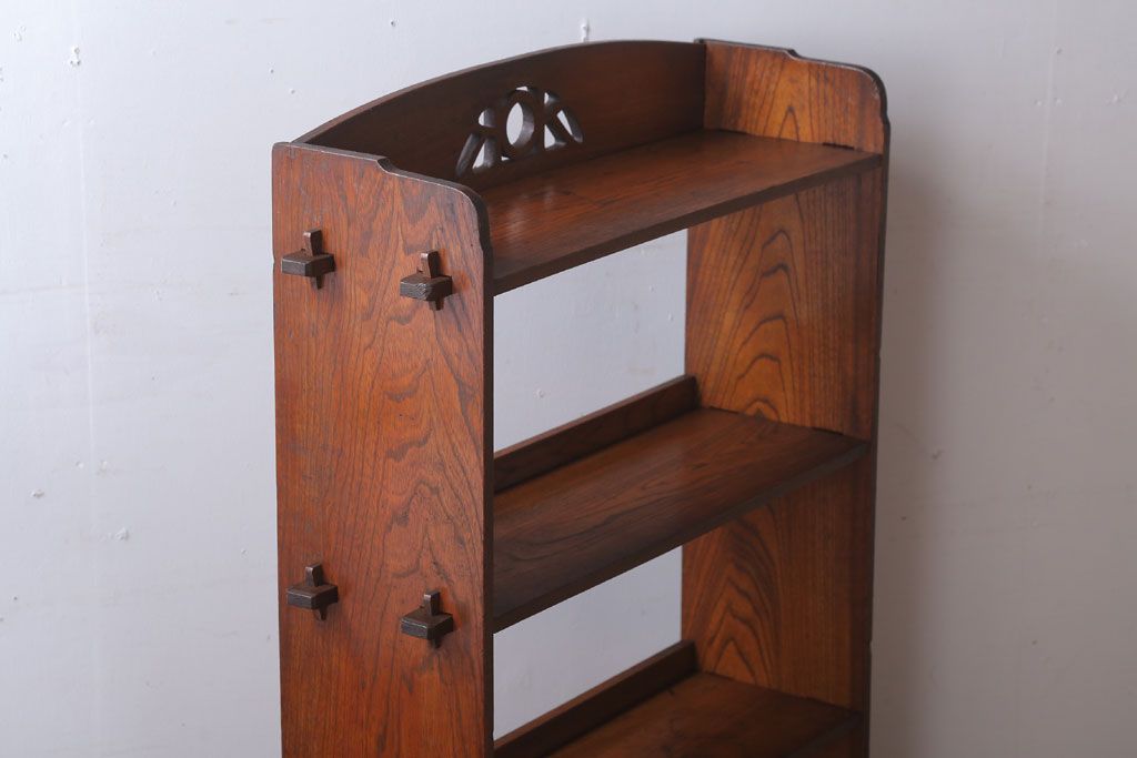 アンティーク家具　和製アンティーク　透かし彫りがモダンな古い木の本棚(2)