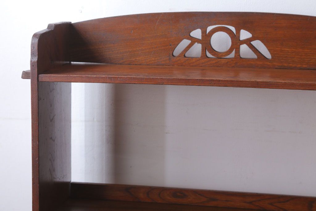 アンティーク家具　和製アンティーク　透かし彫りがモダンな古い木の本棚(2)