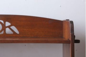 アンティーク家具　和製アンティーク　透かし彫りがモダンな古い木の本棚(2)