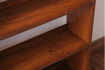 アンティーク家具　和製アンティーク　透かし彫りがモダンな古い木の本棚(2)