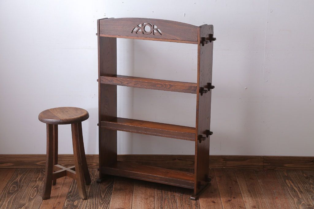 アンティーク家具　和製アンティーク　透かし彫りがモダンな古い木の本棚(2)