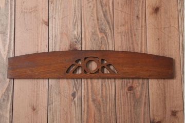 アンティーク家具　和製アンティーク　透かし彫りがモダンな古い木の本棚(2)