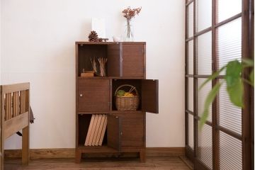 レトロ家具　昭和レトロ　古い木の脚付きロッカー(マス目戸棚)