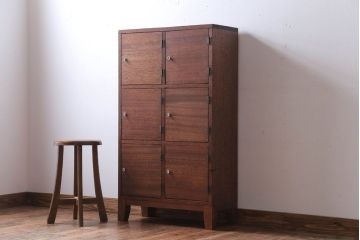 レトロ家具　昭和レトロ　古い木の脚付きロッカー(マス目戸棚)
