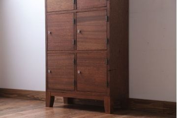 レトロ家具　昭和レトロ　古い木の脚付きロッカー(マス目戸棚)